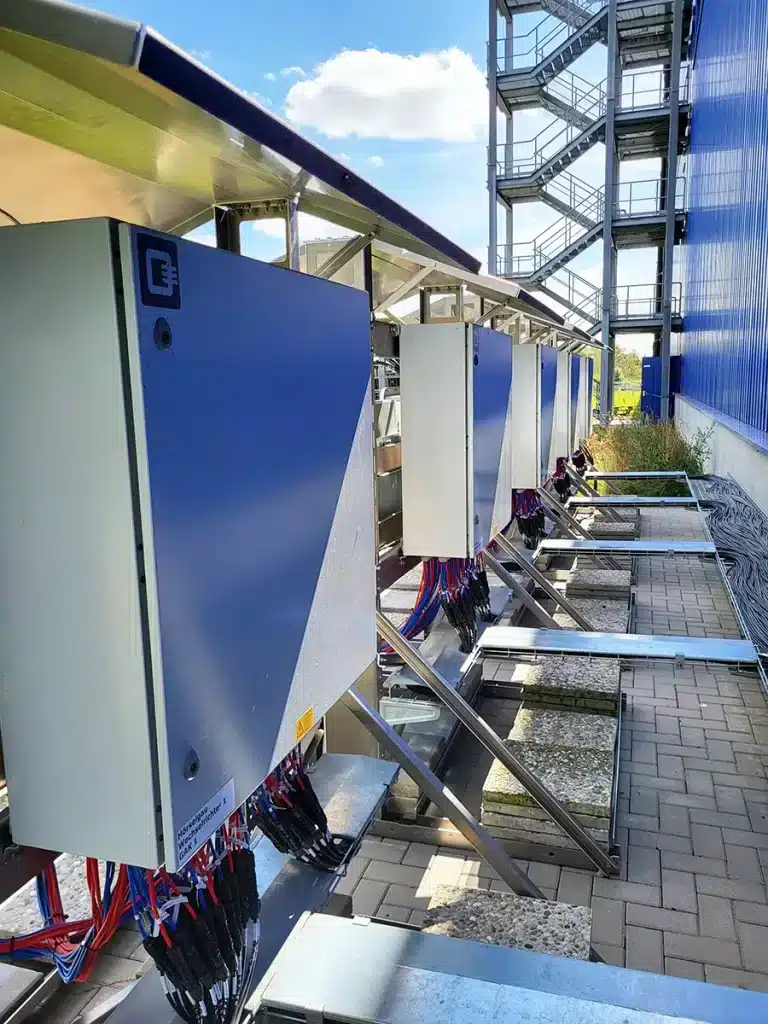 Die Herausforderung: 28 PV-Eingänge des Huawei 330KTL in einem GAK

Der Huawei SUN2000-330KTL verfügt über sechs unabhängige MPP-Tracker und insgesamt 28 PV-Eingänge. Die Strings werden dabei mit 4/5/5/4/5/5 Eingängen auf die sechs MPP-Tracker verteilt.

Für die DC-Anschlusstechnik bedeutet das eine ungewöhnlich hohe Anzahl einzeln zu führender Strings pro Wechselrichter.

Eine klassische Aufteilung auf zwei Generatoranschlusskästen ist technisch möglich, erhöht jedoch den Platzbedarf und den Montage- und Verkabelungsaufwand. Für das Projekt in Hörselgau war deshalb eine Lösung gefragt, bei der alle 28 Strings eines Wechselrichters in einer einzigen Einheit geführt werden können.

Die Antwort darauf war keine Standardbox, sondern eine projektspezifische Sonderkonstruktion.