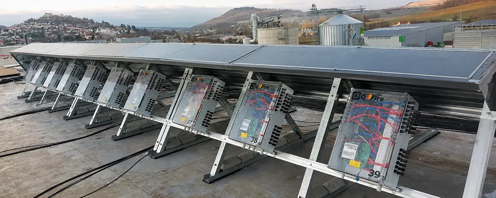 QFire PV Feuerwehrschalter Sicherheit optimieren für die Photovoltaikanlage bei der Firma Ladenburger

Feuerwehrschalter Sicherheit: Die Errichtung eines PV-Großkraftwerks mit einer Gesamtleistung von 4,7 MWp auf den Hallendächern der Firma Ladenburger in Bopfingen stellt einen bedeutenden Schritt in Richtung nachhaltiger Energieerzeugung dar. 