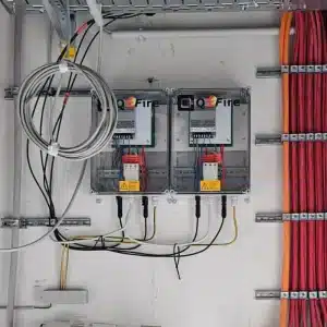 Praxisbeispiel: QFire LITE Feuerwehrschalter für Fassaden-PV am Hochhaus